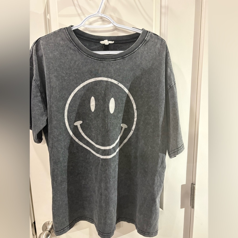 Easel distressed Gray Smiley Face T-Shirt